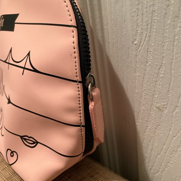 Benefit Cosmetics Hello Gorgeous Cosmetic Varsity Toiletry Travel Pink Bag. - Picture 6 of 7